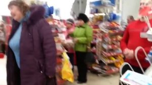 Сумасшедшая женщина в магазине "Магнит"