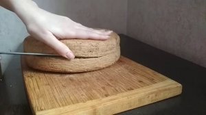 Как разрезать корж без кондитерской струны//Как разрезать корж ниткой.