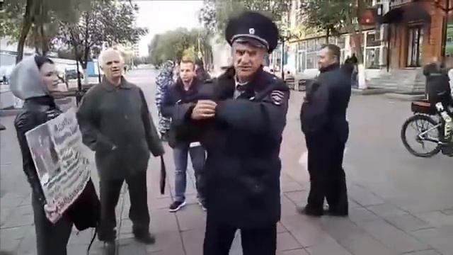 Сотрудник полиции превышает свои полномочия