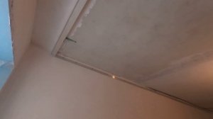Опустили натяжной потолок на 4 см с нишей под карниз - Как это сделали?