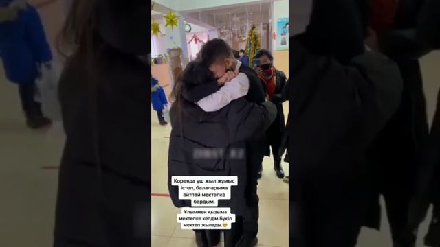 В сети распространяется трогательное видео встречи мамы и детей спустя 3 года семья  дети
