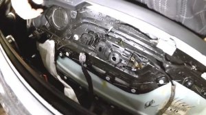 Установка дверной обшивки после замены бокового стекла на FORD MUSTANG.