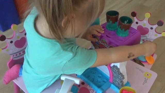 Эльза лепит сладости из пластилина Play Doh/ видео для детей #детскоевидео #playdoh #пластилин