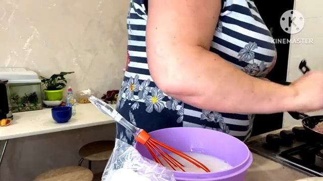 Быстро жарю я блиныВсе на глаз и получилось супер С.mp4