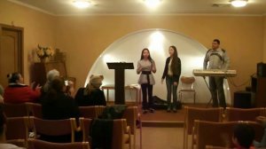 в ромской (цыганской) церкви - прославление Иисуса