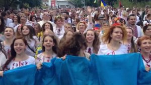 Молодая фашистская преступница бандеровка кричит Кто не скачет, тот москаль