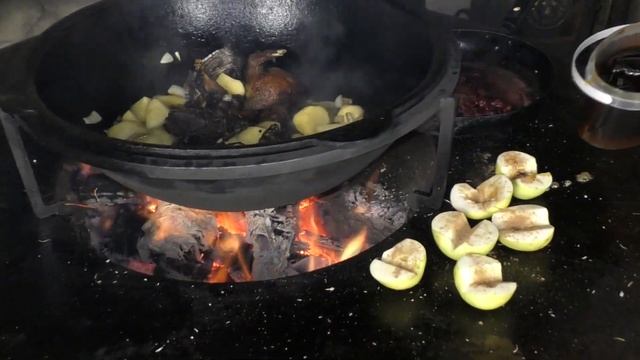 Дикая утка с клюквенным соусом, в казане на очаге. Охотникам на заметку. Вкусный рецепт утки.