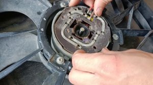 Как разобрать вентилятор Opel. Проверка щеток.чем смазать если: скрипит, тяжело вращается, смотри..
