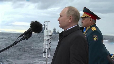 Владимир Путин на своем катере обходит парадный строй кораблей в Финском заливе