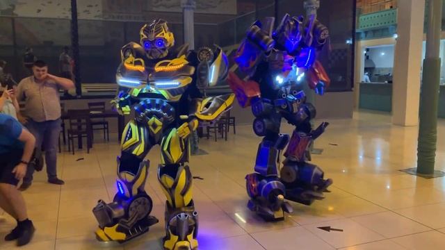 Трансформеры пришли на праздник смотреть онлайн