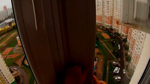 RollDecor - Установка кассетных рулонных штор "Уни-1" на балконе.