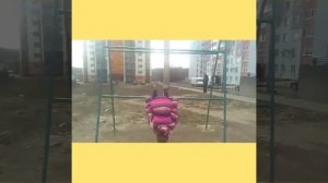 Кувырки на турнике .