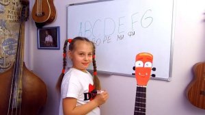 Квадроух и Полина учат ноты и буквы в студии "Просто Укулеле". Урок 2 для детей по игре на укулеле.
