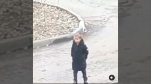 Мальчик обнимает собаку
