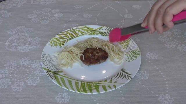 девочка из вермишели и котлеты/веселая еда для детей смотреть онлайн