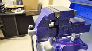 Слесарный верстак с перфо экраном