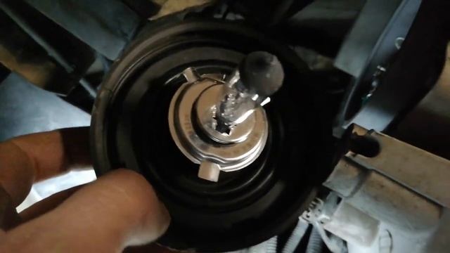 DAEWOO MATIZ & ГАЗ 21 Р Банальная замена лампы в левой фаре. смотреть онлайн