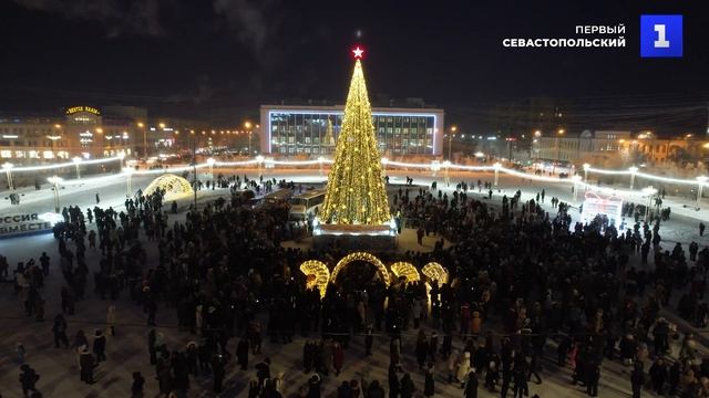 «Зима начинается с Якутии»: в столице региона зажгли новогоднюю ель
