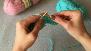 Простой платок из мохера спицами.