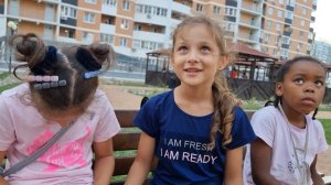 София делает маникюр Нике