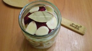 Маринованная капуста со свеклой и чесноком