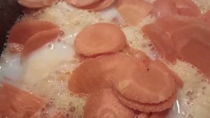 Морковь в молочно-сметанном соусе приятно удивит вкусом