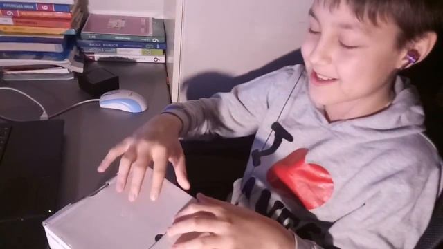 ПОДАРИЛ АЙФОН БРАТУ! смотреть онлайн