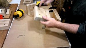 Приспособление к электролобзику для пиления малых деталей.