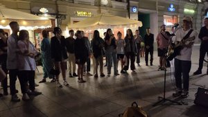 Ранетки - О тебе - Лера Козлова - песню исполнили музыкант и зрители на Никольской улице #Moscow