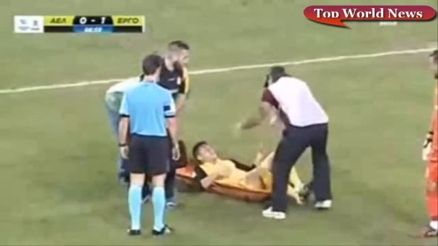 В Греции 2 раза уронили футболиста на носилках/ In Greece, 2 Times Dropped Football On A Stretcher
