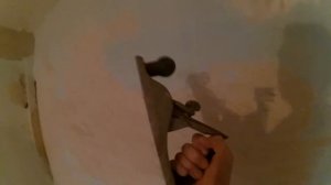 Как с помощью рубанка очистить всю известку со стены