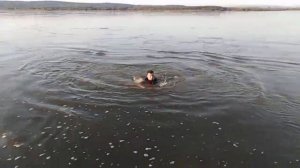 я купаюсь в реке в одежде (I swim in the river in clothes)