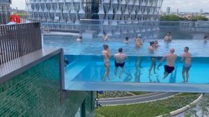 Прозрачный бассейн в Лондоне
