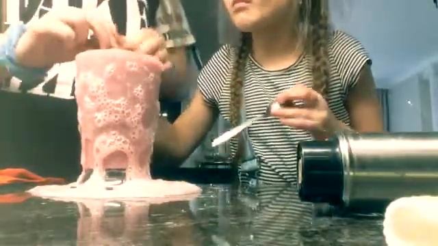 Делаем молочный коктейль!!!!!рецепт:банан,клубника,сахар-4 ложки,блендер смотреть онлайн