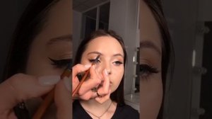 Макияж стрелки и красные губы?