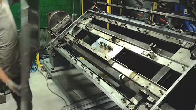 Triada-Welding Роботизований зварювальний комплекс для виробництва дверей.