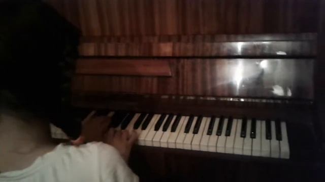 Я играю на фортепиано???? Я играю пьессу " Из бабушкиных воспонинаний ". смотреть онлайн
