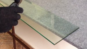 Резка толстого стекла. Стекольная мастерская "Блик", http://www.steklo-zerkalo.com/