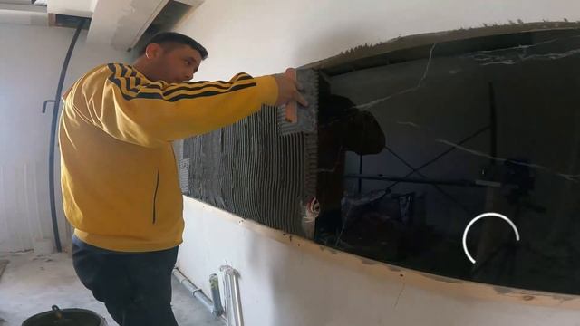 Укладка керамогранита 1200х600 на кухонный фартук.