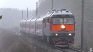 "Пробирается сквозь ливень". ТЭП70-0427 с пригородным поездом