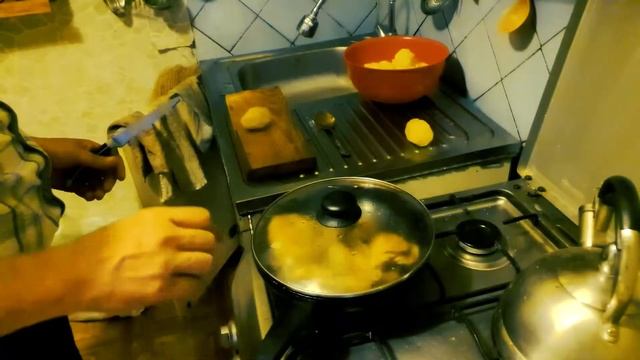 Окорочка с картошкой на сковородке