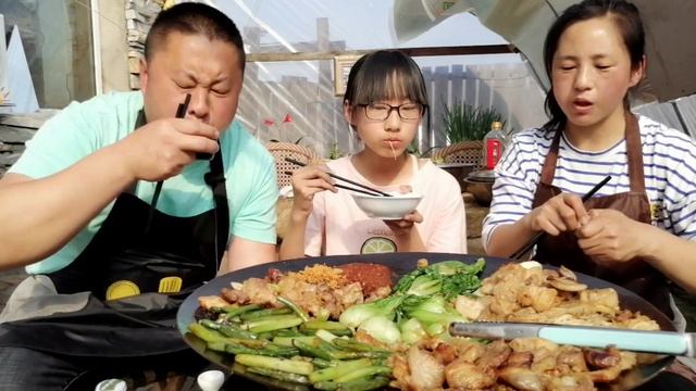 50元豬肉配青菜煎一鍋，一家人大口吃肉笑聲不斷，真饞人！ 【農村大哥寒冰】