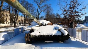 Осмотр  пробития брони танка  Т-72 Б   у посольства России в Риге