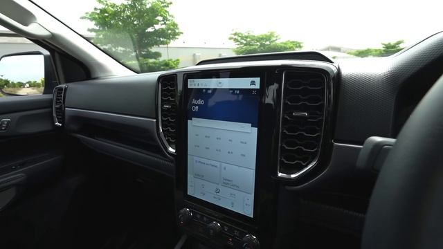 รีวิว New Ford Ranger รุ่น XLT ค่าตัว 9.34 แสน ทรงสวย ออปชั่นพอมี รุ่นนี้ก็น่าใช้ | Drive247 смотреть онлайн