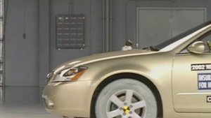 2002 Nissan Altima moderate overlap IIHS crash test