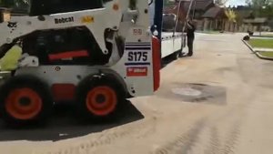 Bobcat s175 разгружаем рулонный газон 28.05.2020