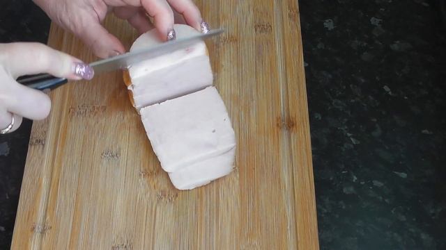 Новогодний салат из копчёной курицы с черносливом и грибами  с оригинальным названием «Обжорка»