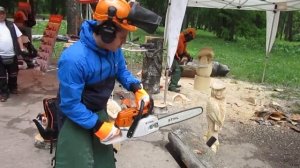 Распиловка бревна залитого бетоном