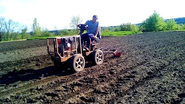 Самодельный мини трактор нарезка борозд под картофель. смотреть онлайн