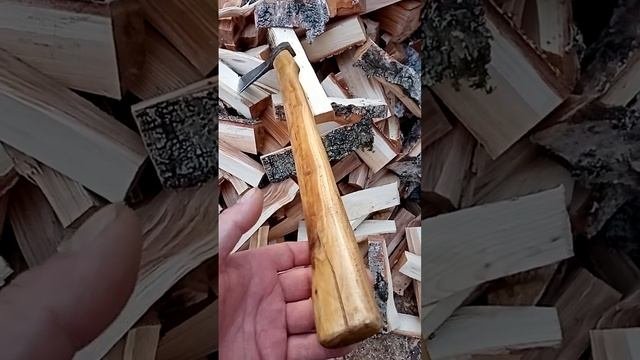 Топорище из сливы после года использования.